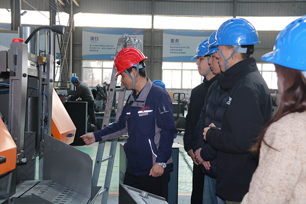 金鋒鋸業為新員工舉辦帶鋸床知識技能培訓